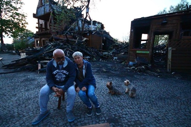 Polscy Tatarzy, Dżenneta i Mirosław Bogdanowicz, na pogorzelisku, gdzie jeszcze kilka dni temu stała Tatarska Jurta.