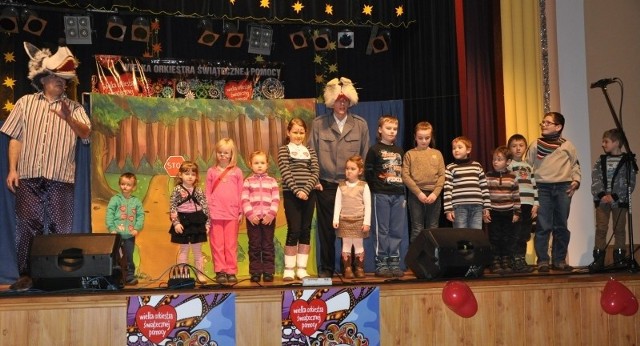 W Oleśnie finał Wielkiej Orkiestry Świątecznej Pomocy tradycyjnie rozpoczął się od przedstawienia dla najmłodszych. W tym roku dzieci obejrzały "Wilka i zająca", na dodatek biorąc czynny udział w przedstawieniu.