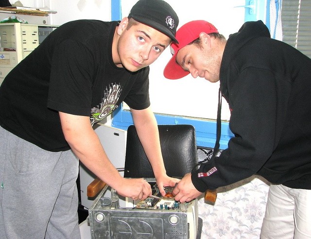 Michał Barański ( z lewej) i Jakub Tomczak składają komputer, który już niedługo trafi do biednego dziecka