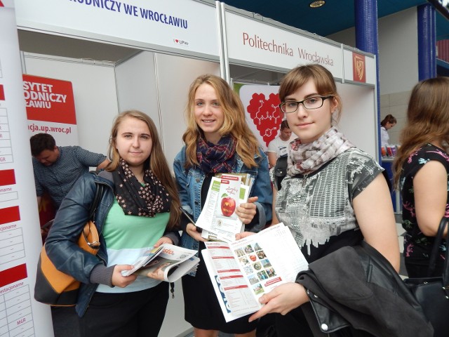 Justyna Sobala, Karolina Mizera i Katarzyna Hetmańczyk z II LO w Opolu odwiedziły dzisiaj Opolski Salon Maturzystów w Łączniku.