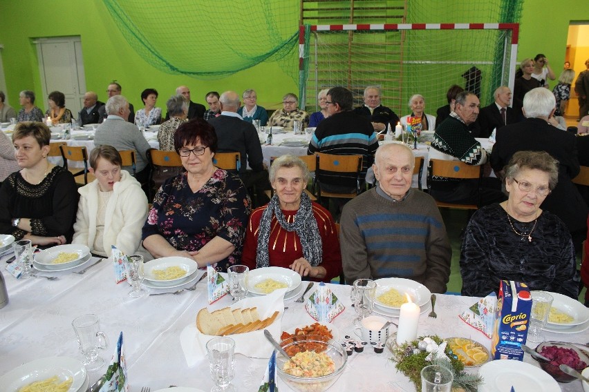 Przy wspólnym, wigilijnym stole zasiadło ponad 300 mieszkańców gminy Bobrowniki