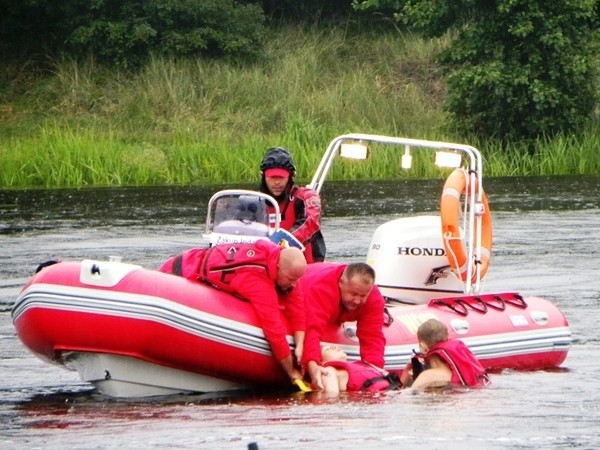 Pokazy ratownictwa medycznego i wodnego przyciągnęły nad zalew wielu mieszkańców Jedlni.