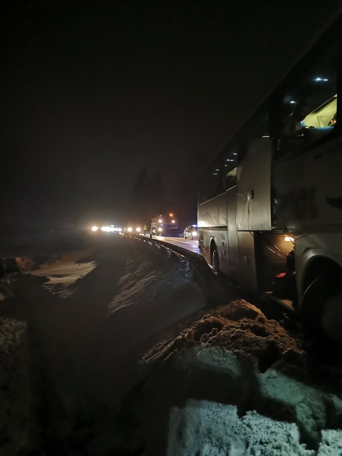 Zakopianka. Autobus zderzył się z ciężarówką. Utrudnienia na drodze w rejonie Rdzawki 
