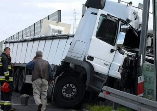 W zderzeniu tira i osobowego fiata zginął nastoletni kierowca punto. Ranny kierowca tira został śmigłowcem przetransportowany do szpitala w Szczecinie. Wypadek na kilka godzin sparaliżował ruch.