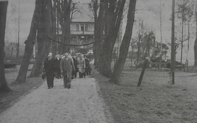 Parafianie z Lasowic Wielkich w drodze na konfirmację. Zdjęcie zostało zrobione po wojnie od strony kościoła, w tle widać plebanię ewangelicką.