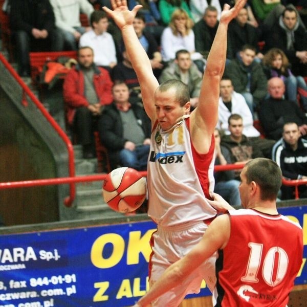 Koszykarze &#8222;Stalówki&#8221; (z piłką Paweł Pydych) pewnie pokonali u siebie beniaminka z Rybnika.