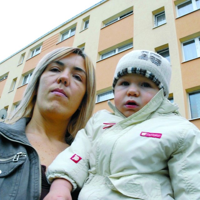 Anna Baranek z synem przed blokiem, w którym znajduje się jej mieszkanie.