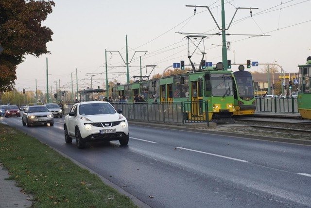 Od godziny 8.16 do 8.29 stały tramwaje jadące z Rataj i Franowa. Na skrzyżowaniu ulic Jana Pawła II i Kórnickiej doszło do przeciążenia sieci trakcyjnej.