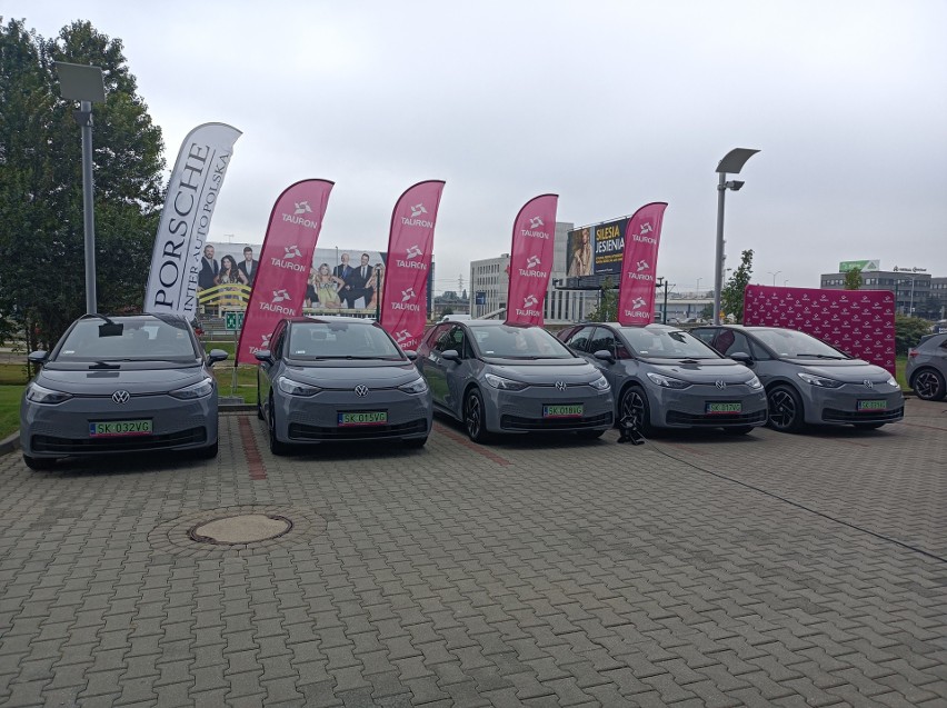Dziesięć samochodów elektrycznych marki Volkswagen trafiło do Taurona. Firma krok po kroku zmierza do neutralności klimatycznej  