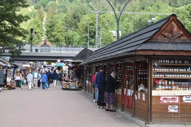 Stoiska do sprzedaży oscypków na targu pod Gubałówką