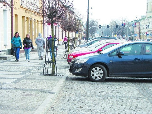 Strefa płatnego parkowania ma zniechęcić kierowców po pozostawiania na kilka godzin aut w centrum miasta. Aktualnie trudno jest w tym rejonie znaleźć wolne miejsce postojowe.