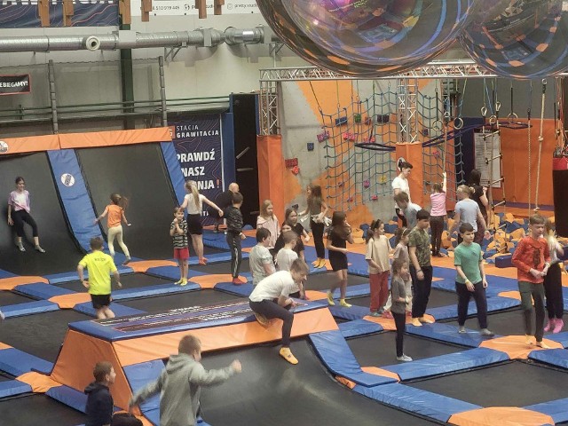 Uczestnicy akcji "Tęczowa zima" byli już w "Stacja grawitacja". Były zabawy na trampolinach.