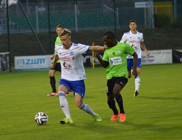 Mateusz Żebrowski (przy piłce) zdobył dwie bramki w wygranym 4:0 meczu z Rozwojem Katowice, a Bartłomiej Kalinkowski (z prawej)  zdobył pięknego gola w Sosnowcu, gdzie Wigry wygrały 3:2