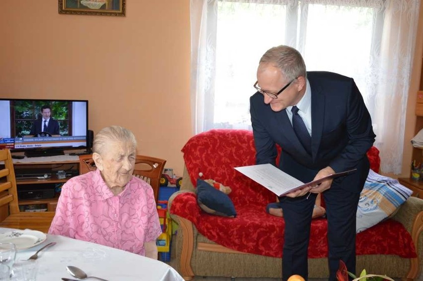 Sto lat pani Heleny Wójcik z Modrzewia. Gratulacje, życzenia i tort 