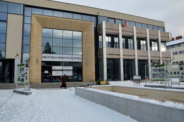 Biblioteka w związku z ogłaszanymi przez rząd decyzjami sanitarnymi, zmuszona była zawiesić swoją działalność dwukrotnie