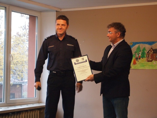 Piotr Dziekanowski, wicekomendant policji w Zakopanem, wręcza certyfikat dyrektorowi Markowi Donatowiczowi