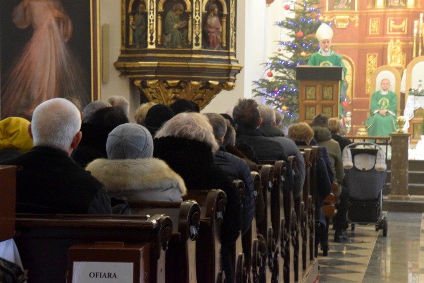 Biskup Marian Florczyk w Daleszycach modlił się z okazji Dnia Babci i Dnia Dziadka: - Musimy odnaleźć wartość życia człowieka starszego 