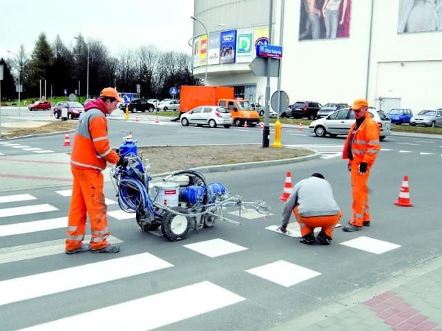 Wczoraj drogowcy malowali pasy w rejonie centrum handlowego Nowy Świat.