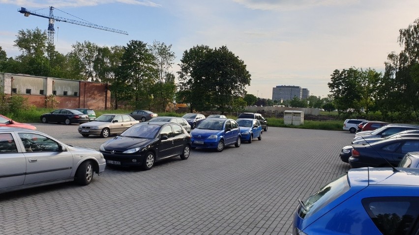 Stowarzyszenie mieszkańców straci parking dzierżawiony od 35 lat. Działka idzie na sprzedaż