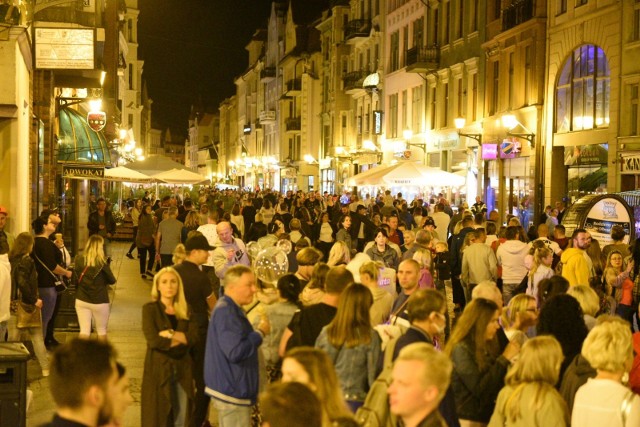 Tegoroczne Bella Skyway Festival tym razem było biletowane. Ci, którzy chcieli obejrzeć świetlne atrakcje, musieli uzbroić się w cierpliwość i stanąć w długich kolejkach - i to trzykrotnie, bo strefy festiwalowe były aż trzy, a do każdej z nich osobne wejście. Zobaczcie na zdjęciach czy ostatniego dnia trwania festiwalu w Toruniu pojawiły się tłumy chętnych! 