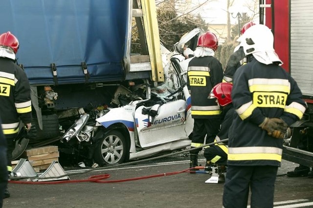 Samochody osobowe zostały całkowicie zmiażdżone.