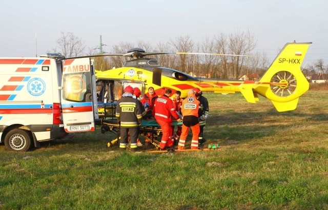 Nieprzytomnego motocyklistę przetransportowano śmigłowcem do szpitala.