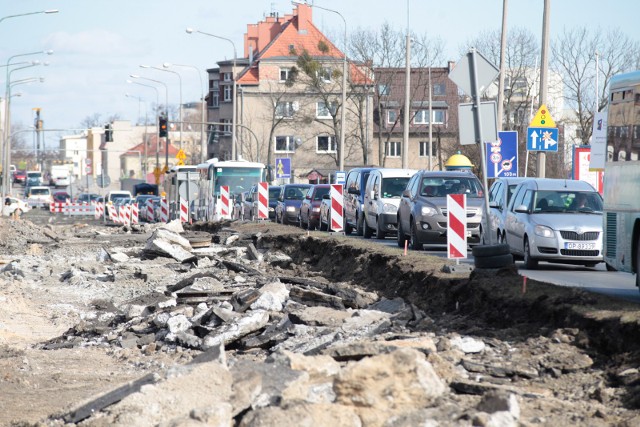 Chcesz ominąć korki spowodowane remontem ulicy Niemodlińskiej w Opolu? Władze miasta i kolejarze zachęcają do jazdy pociągami.