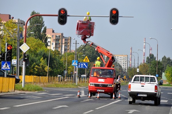 Drogowcy malują słupy sygnalizacji świetlnej na ul. Przybyszewskiego.