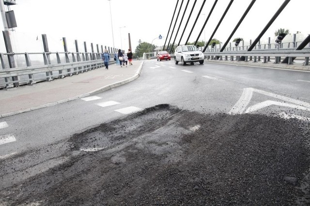 Mimo że wiadukt został otwarty 2,5 roku temu, to już w asfalcie pojawiły się poważne uszkodzenia.