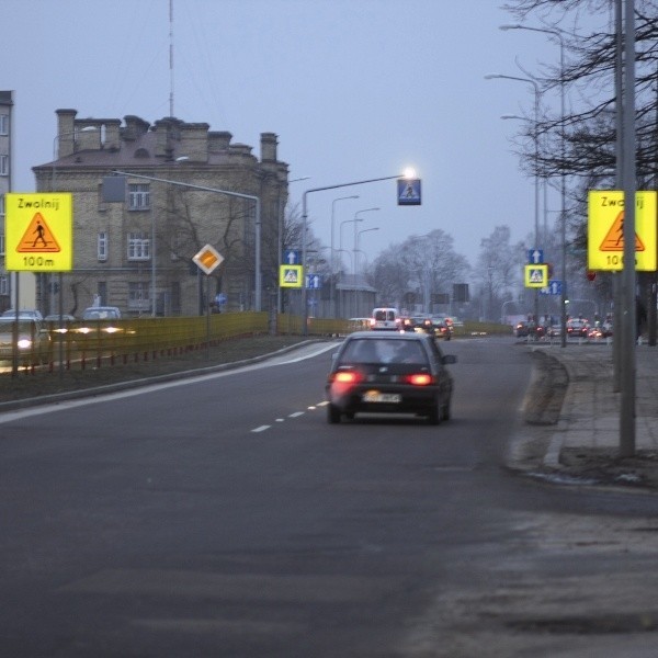 Światło nad znakiem pulsuje zarówno w dzień, jak i w nocy. Dlatego powinno być widoczne dla wszystkich kierowców, nawet z dużej odległości od przejścia.