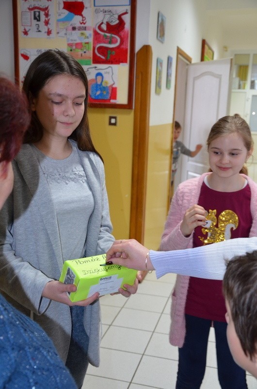 Gorlickie. Uczniowie ze Stróżnej dołączyli do akcji pomocy dla Antosi Kluk. Zorganizowali w szkole zbiórkę