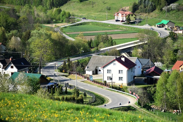 Na Podkarpaciu jest sporo wsi, przy wymawianiu nazw których możemy "połamać" sobie język. A jeszcze gorzej bywa przy ich zapisywaniu. Zobaczcie na kolejne plansze.