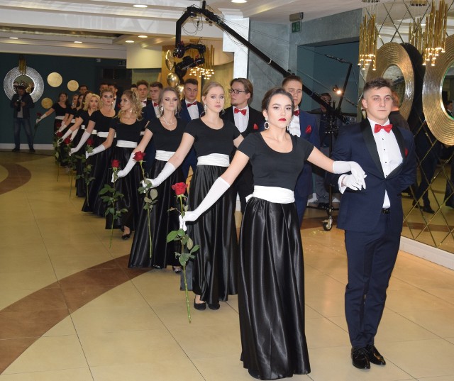 Uczniowie tańczący poloneza do specjalnie przygotowanej na studniówkę choreografii wystąpili w jednolitych strojach.