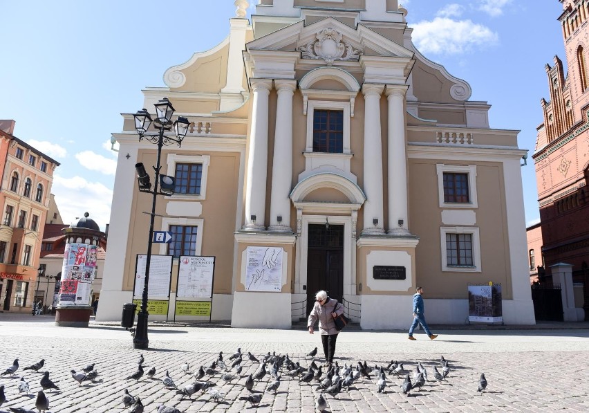 Toruń. Pijana malowała po kościele Jezuitów! Nagrał ją monitoring
