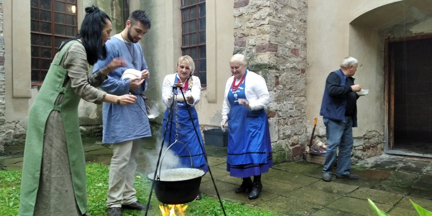 Świętokrzyska zalewajka była hitem festynu "Mnisi i hutnicy" w Wąchocku [ZDJĘCIA]