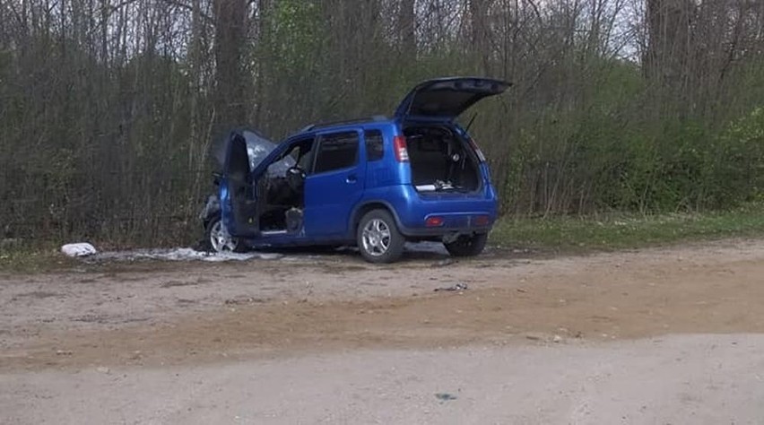 Strażacy z OSP Nowokornino gasili pożar osobowego suzuki