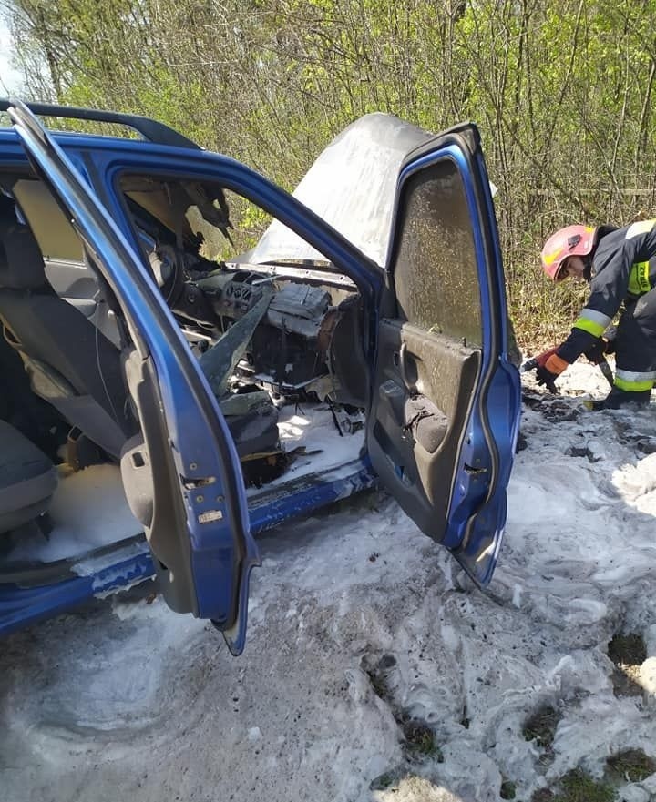 Strażacy z OSP Nowokornino gasili pożar osobowego suzuki