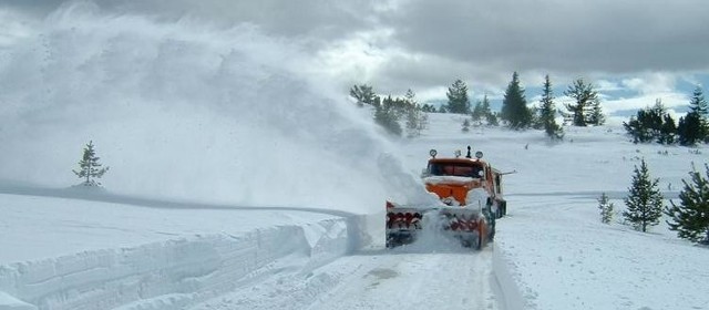 Dawno już nie zmagaliśmy się z taką zimą. Jednak nawet najmniejsze opady śniegu i niemoc drogowców wobec nich co roku irytują kierowców.