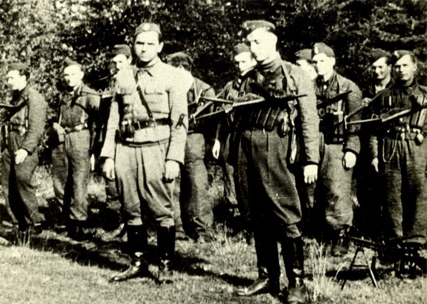 Pułkownik Jan Piwnik "Ponury" (z lewej) i podporucznik...