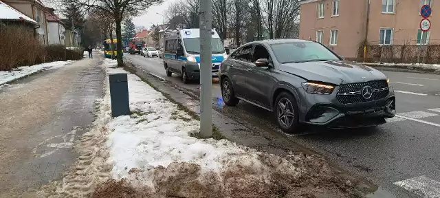 Kolizja na ulicy Poznańskiej w Słupsku. Kierowca mercedesa uderzył w opla