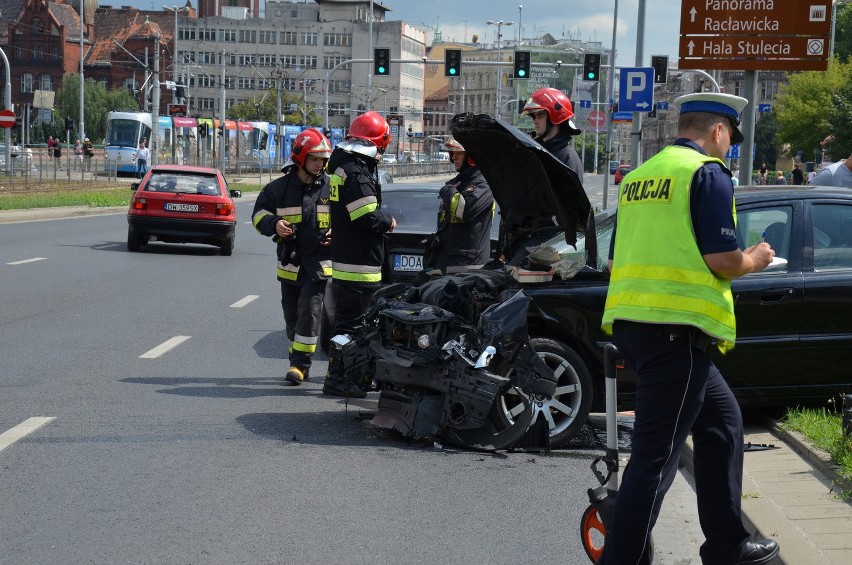 Wrocław: Wypadek na Legnickiej. Opel zablokował torowisko (ZDJĘCIA)