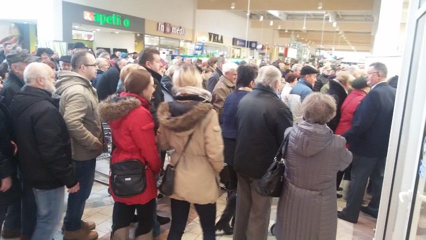 Otwarcie Auchan w Rybniku. Tłumy klientów czekały na ten...