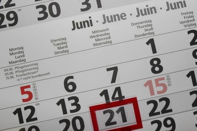 MajówkaKolejna szansa na dłuższy wolny czas przypadnie w maju.1 maja czyli Święto Pracy w tym roku będzie w sobotę. To oznacza, że pracodawca jest zobowiązany oddać pracownikowi inny dzień roboczy jako wolny. Jeśli będzie możliwość wykorzystania go 30 kwietnia (piątek) bądź 4 maja (wtorek), to ze Świętem Konstytucji 3 Maja (przypadającym w poniedziałek, 3 maja) możemy mieć w sumie 4 dni wolnego.Zobacz kolejne zdjęcia. Przesuwaj zdjęcia w prawo - naciśnij strzałkę lub przycisk NASTĘPNE