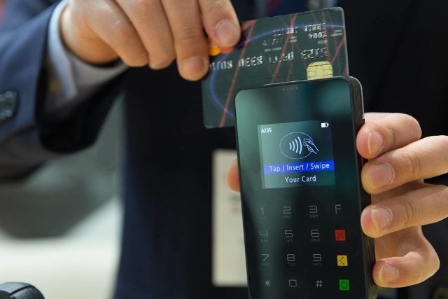 Sposób zawierania transakcji za pomocą biometrycznej karty debetowej przypomina płatność mobilną, jednak bez konieczności rejestrowania karty np. w aplikacji mobilnej.