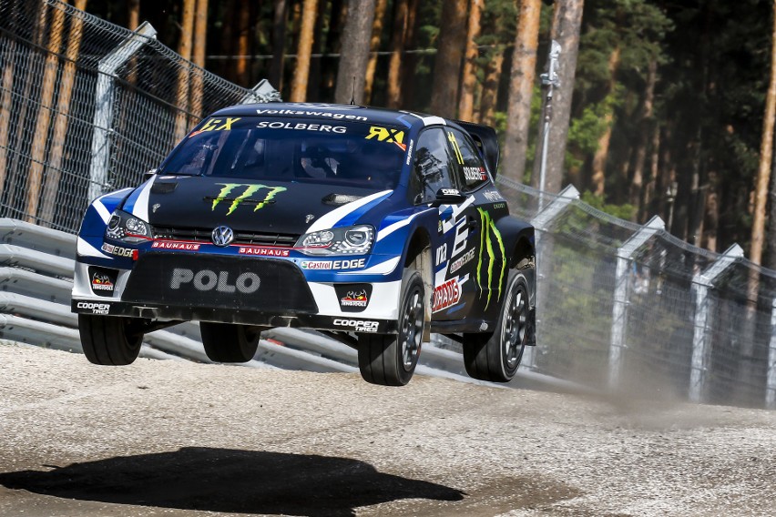 Rallycross łączy w sobie widowiskowość rajdów ze znaną z...