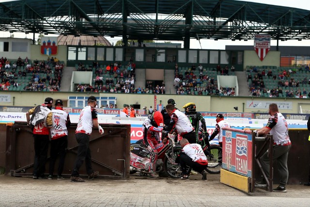 Abramczyk Polonia Bydgoszcz przegrała na własnym torze z ROW Rybnik 44:46. Taki wynik komplikuje sytuację drużyny w kontekście walki o awans do fazy play off. Jak poszczególnych zawodników oceniają kibice i co myślą o drużynie? Co się dzieje z kapitanem Polonii? Co po meczu z ROW miał do powiedzenia prezes klubu Jerzy Kanclerz?Kibice, kapitan i prezes komentują. Czytaj dalej, przesuwając gestem lub strzałkami w prawo >>> 