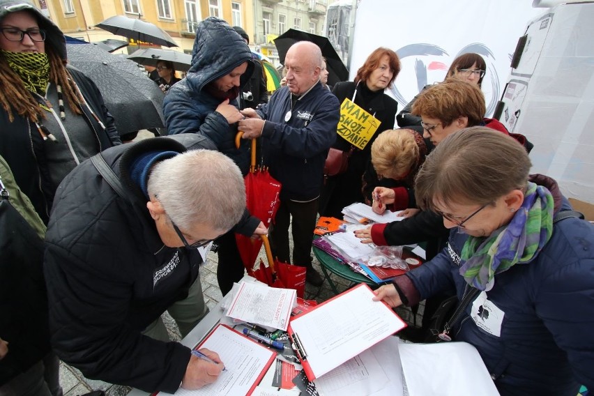 Czarny wtorek, czyli protest pod parasolem w Kielcach [WIDEO, ZDJĘCIA]