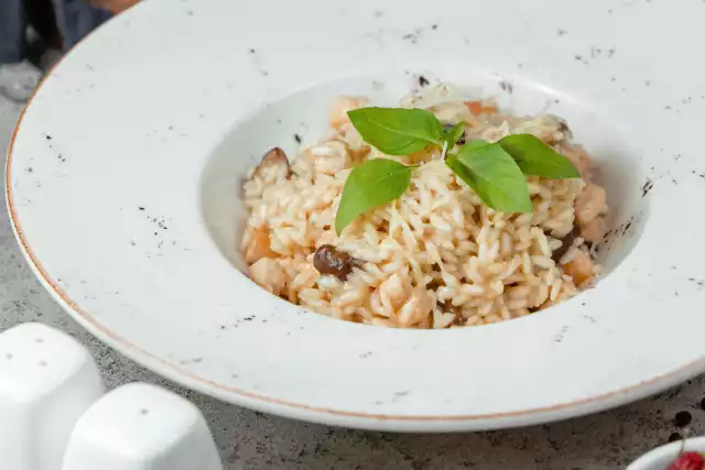 Domowe risotto z kurkami będzie wyjątkowo smaczne doprawione suszonym lub świeżym rozmarynem.