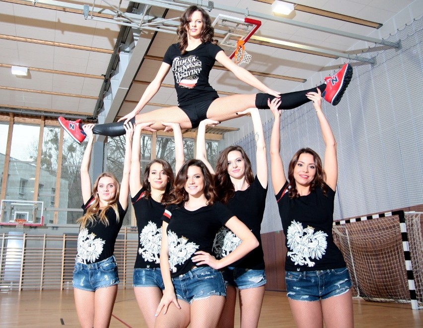 Sesja zdjęciowa Cheerleaders Gdynia w patriotycznych koszulkach [WIDEO,ZDJĘCIA]