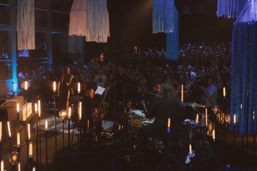 Kasia Kowalska wystąpiła w Gdańskim Teatrze Szekspirowskim. Gwiazda serii MTV Unplugged zaśpiewała bez prądu [zdjęcia]